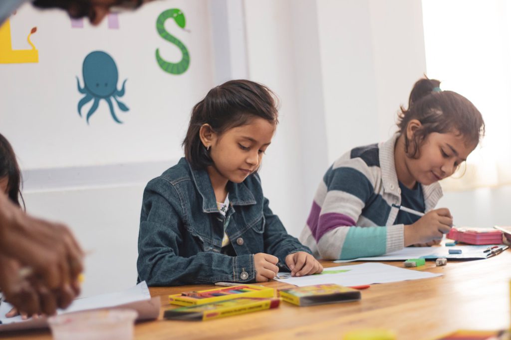 Crianças em um ambiente de aprendizagem